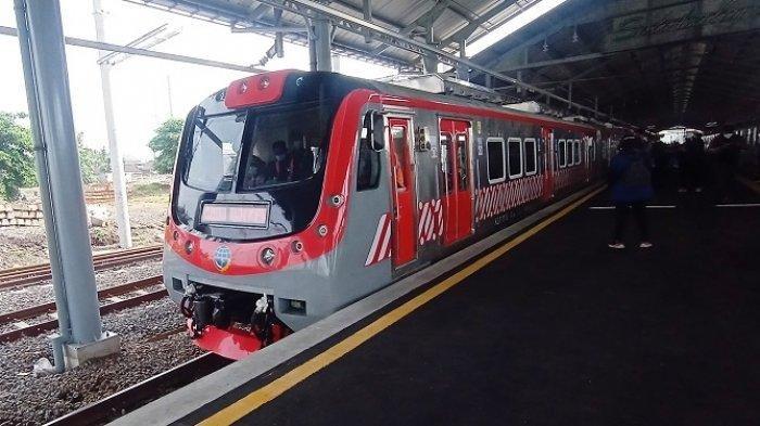 KRL Solo-Jogja saat masih menunggu penumpang dalam uji coba hari pertama tiba di Stasiun Solo Balapan.