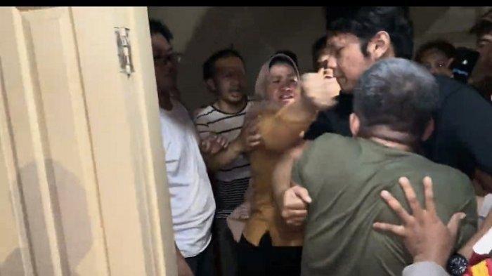 Warga berikan bogem mentah kepada terduga pelaku pencabulan berinisial A (61) di kawasan Pisangan Baru, kecamatan Matraman, Jakarta Timur, Sabtu (27/1/2024).