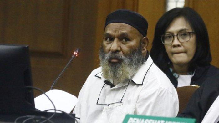 Terdakwa Gubernur Papua nonaktif Lukas Enembe hadir saat menjalani sidang lanjutan di Pengadilan Tipikor, Jakarta, Senin (7/8/2023). Sidang tersebut untuk mendengarkan keterangan lima saksi yang dihadirkan Jaksa Penuntut Umum (JPU) dalam kasus perkara dugaan suap dan gratifikasi yang menjerat Lukas Enembe.