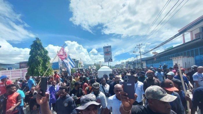 Massa yang tergabung dalam iringan jenazah eks Gubernur Papua, Lukas Enembe, secara spontan mengibarkan bendera Bintang Kejora. Peristiwa ini berlangsung saat massa mengarak peti jenazah Lukas Enembe di Sentanni, Jayapura, Papua, Kamis )28/12/2023).