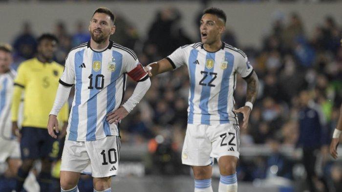 Pemain depan Argentina Lautaro Martinez (kanan) bereaksi di samping penyerang Lionel Messi selama pertandingan sepak bola kualifikasi Piala Dunia FIFA 2026 Amerika Selatan antara Argentina dan Ekuador, di stadion Mas Monumental di Buenos Aires, pada 7 September 2023.
