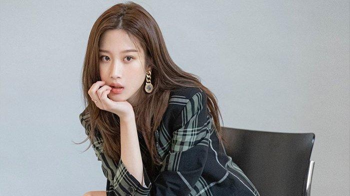 Moon Ga Young (instagram.com/m_kayoung)