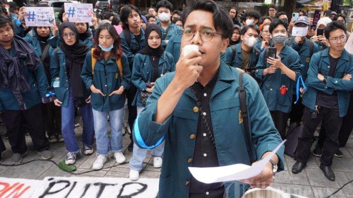 Sejumlah mahasiswa Institut Teknologi Bandung (ITB) melakukan aksi unjuk rasa di depan Gedung Rektorat ITB, Jalan Sulanjana, Kota Bandung, Jawa Barat, Senin (29/1/2024). Mereka menuntut penghapusan kebijakan rektorat perihal pembayaran Uang Kuliah Tunggal (UKT) menggunakan skema pinjaman online (Pinjol).