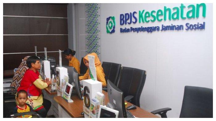 Petugas BPJS Kesehatan Kabupaten Bogor sedang melayani seorang warga yang sedang mengurus kartu BPJS Kesehatan, di kantor BPJS Kesehatan Kabupaten Bogor, Cibinong, Bogor, Jawa Barat, Jumat (24/11/2017).
