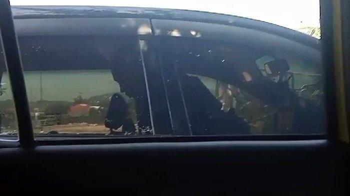 Video 22 Detik Aksi Tak Senonoh Perangkat Desa  dengan Wanita di Mobil, Minta Maaf: Jangan Disebar Pak

Dua sejoli mesum di dalam mobil Avanza warna hitam itu merupakan perangkat Desa Semanding, Kecamatan Gombong, Kebumen, Jawa Tengah. (tangkapan layar video)