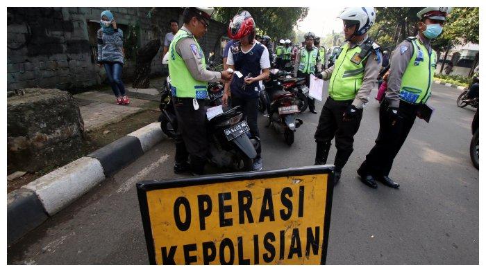 Petugas kepolisian Sat Lantas Restro Jakarta Barat melakukan Operasi Patuh Jaya 2017 di Jakarta, Jumat (12/5/2017). Operasi yang dilakukan selama kurang lebih dua minggu ini bertujuan untuk menekan angka pelanggaran lalu lintas.