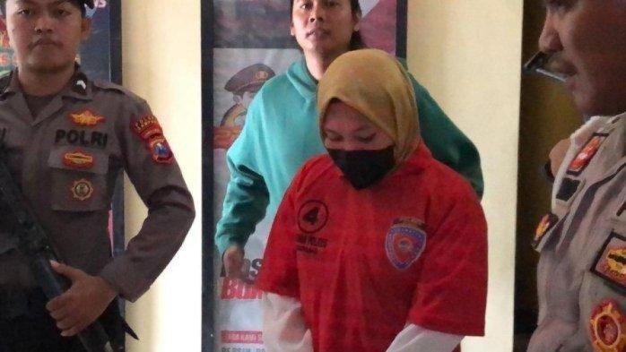 Baru 23 Tahun, Cewek Ini Jadi Pelakor & Bunuh Istri Sah Pakai Celurit, Terancam Penjara Seumur Hidup.
Fitria tersangka saat berada di Mapolres Sampang, Madura, Selasa (16/1/2024). Kronologi pembunuhan berawal dari selingkuhan yang akan pindah