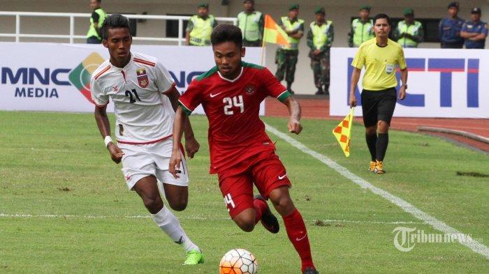 Pemain Tim Nasional Indonesia U22 Saddil Ramdani menggiring bola pada pertandingan persahabatan antara Indonesia U22 vs Myanmar di Stadion Pakansari, Bogor, Jawa Barat, Selasa (21/3/2017). Timnas Indonesia U22 kalah dari Myanmar dengan skor 1-3.