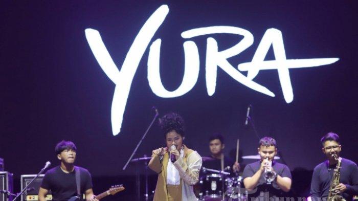 Penampilan penyanyi Yura Yunita