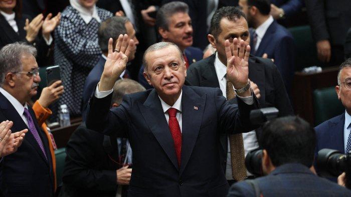 Presiden Turki dan pemimpin Partai Keadilan dan Pembangunan (AK) Recep Tayyip Erdogan (tengah) memberi isyarat saat pertemuan kelompok partainya di Majelis Agung Nasional Turki di Ankara, pada 15 November 2023.