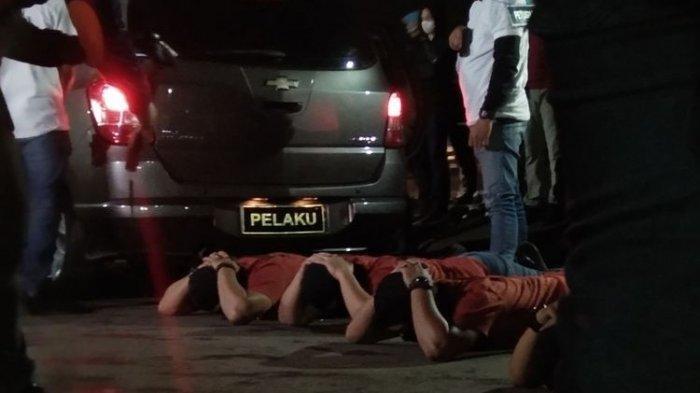 Satu dari 58 adegan rekontruksi FPI di rest area tol Jakarta-Cikampek Km 50, Karawang, Jawa Barat, Senin (14/12/2020) dini hari tadi. IPW heran 4 anggota FPI tidak diborgol padahal, dalam keterangan polisi sendiri, keempatnya baru saja terlibat aksi baku tembak dengan polisi.