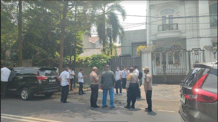 Sejumlah anggota polisi berada di depan sebuah rumah di Jalan Kertanegara nomor 46, Jakarta Selatan yang diduga rumah Ketua KPK, Firli Bahuri, Kamis (26/10/2023).