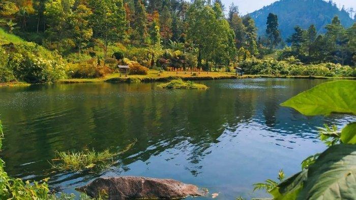 Telaga Madirda dengan latar belakang Gunung Lawu.