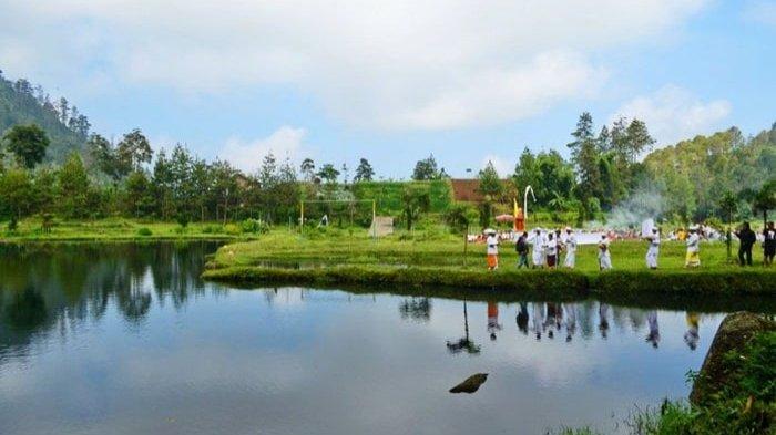 Upacara Melasti yang digelar di Telaga Madirda oleh umat Hindu di Karanganyar