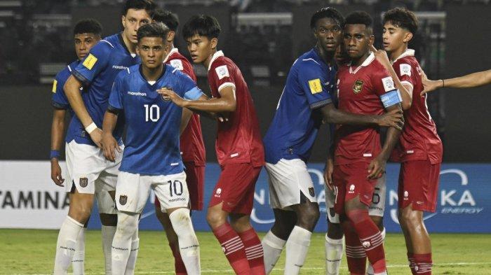 Pemain Timnas Indonesia (merah) mempertahankan bola mati Ekuador pada pertandingan Grup A Piala Dunia U-17 FIFA Indonesia 2023 antara Indonesia dan Ekuador di Stadion Gelora Bung Tomo Surabaya pada 10 November 2023.