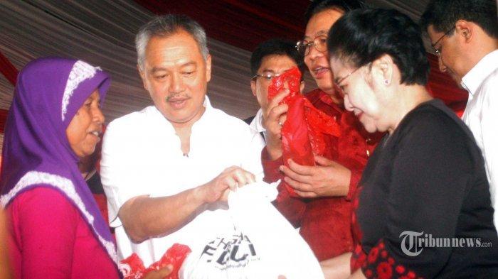 Presiden ke 5 RI, Megawati Soekarnoputri didampingi Bos Artha Graha Tommy Winata memberikan sembako murah di halaman kantor DPP PDI Perjuangan, Senin (22/12/2014). Pasar murah peduli rakyat yang difasilitasi Artha Graha Peduli ini digelar dalam rangkamemperingati hari ibu. Sedikitnya lebih dari 5000 kantong sembako disiapak dalam pasar murah ini. (WARTA KOTA/ADHY KELANA)