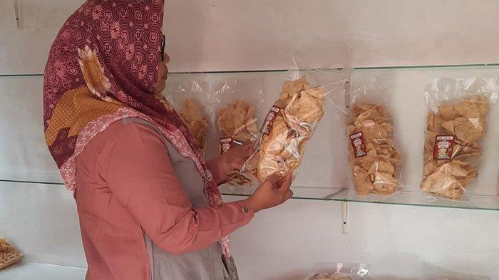 Kerupuk bawang merupakan makanan khas Indragiri Hulu Provinsi Riau.