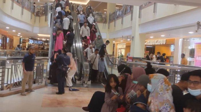 Pengunjung Mal Kediri berbelanja selama promo Natal