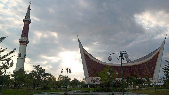 Desain Masjid Raya Sumatera Barat di Padang berhasil menjadi pemenang Abdullatif Al-Fozan Award.