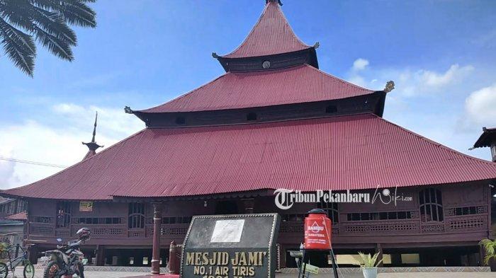 Masjid Jami Air Tiris di Jalan Pasar Usang, Desa Tanjung Barulak, Kecamatan Kampar, Kabupaten Kampar, Provinsi Riau.