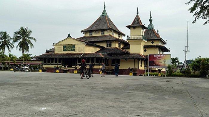 Satu di antara potensi wisata yang di miliki Kabupaten Sambas, Masjid Keraton Sambas.