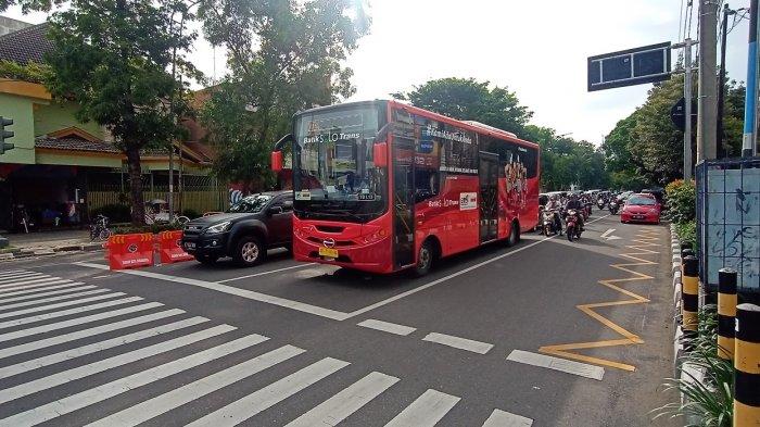 Bus Batik Solo Trans K1 (warna merah) yang melayani rute Bandara Adi Soemarmo sampai Terminal Palur, Sabtu (2/1/2021).