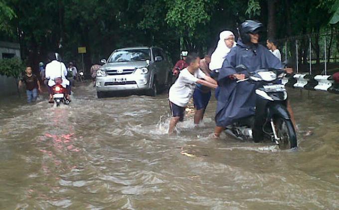 Sejumlah ruas jalan di Jakarta Timur, seperti Jalan Bypass, digenangi air setelah Jakarta diguyur  hujan, Jumat (8/11/2013) siang.