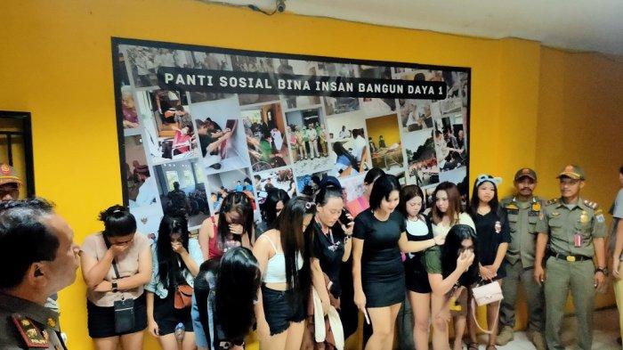 RAZIA PSK - Satpol PP Jakarta Barat merazia PSK yang menjamur di RTH Tubagus Angke. Selama bulan Ramadan ini praktik prostitusi terjadi.