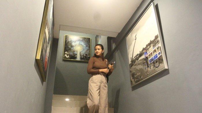 Sejumlah pengunjung memperhatikan 188 lukisan Artificial Intelligence karya Denny JA yang dipamerkan di Mahakam 24 Residence, Jakarta Selatan, Rabu (5/6/2024).
