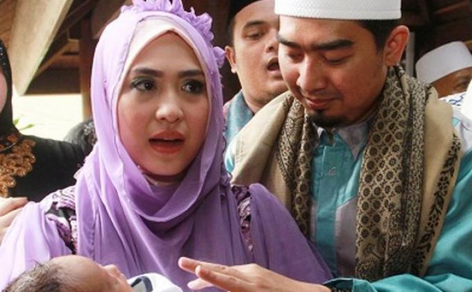 April Jasmine dan Ustaz Solmed.