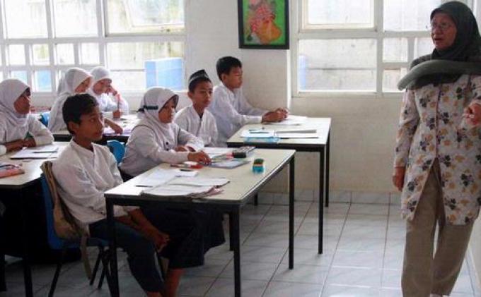Ilustrasi guru mengajar di kelas.