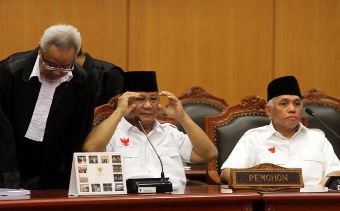 Calon Presiden dan Wakil residen nomor urut 1 Prabowo Subianto - Hatta Rajasa mengikuti sidang perdana Perselisihan Hasil Pemilhan Umum Presiden di Mahkamah Konstitusi, Jakarta, Rabu (6/8/2014). Pasangan Prabowo-Hatta menuntut agar MK membatalkan SK KPU yang menetapkan pasangan nomor urut 2 Joko Widodo - Jusuf Kalla sebagai Presiden terpilih dalam Pilpres 2014.