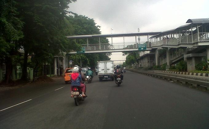 Jalan Ramai Ramai Pukul 10.08 Lalu Lintas di Jalan Raya Matraman Ramai Lancar ...