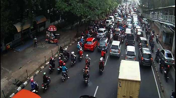 Anak muda sedang foto di jalan baru Grogol