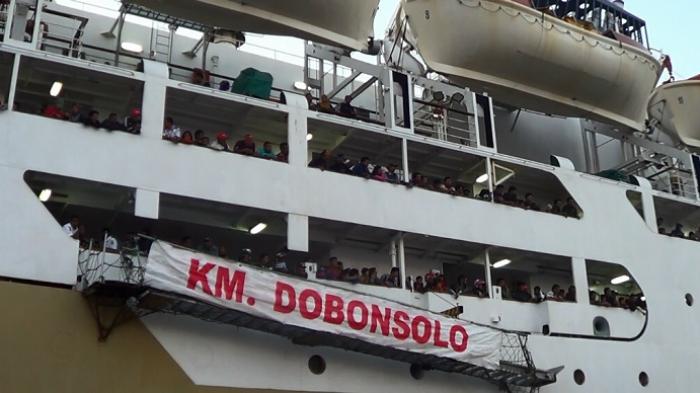 KM Dobonsolo saat berlabuh di Terminal Penumpang Nusantara II Pelabuhan Tanjung Priok, Jakarta Utara, Jumat (24/7).