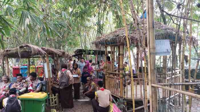 Wisata Hutan Bambu di pinggir Kali Bekasi RW 26, Kelurahan Margahayu, Kecamatan Bekasi Timur. 
