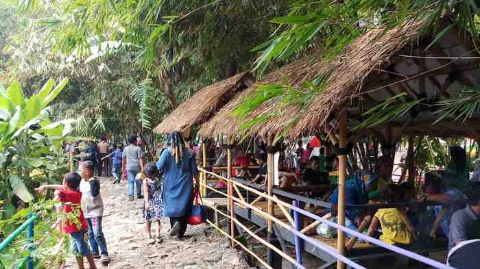 Wisata Hutan Bambu di pinggir Kali Bekasi RW 26, Kelurahan Margahayu, Kecamatan Bekasi Timur.