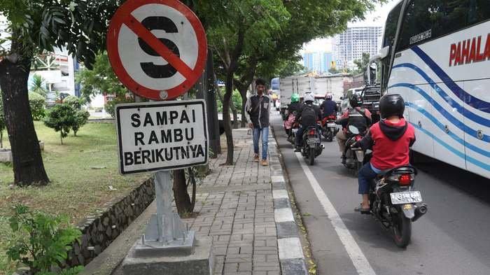 P Rambu Lalin BERITA FOTO: Ini Dia Rambu Lalin (Mungkin) Terpendek di Jakarta ...