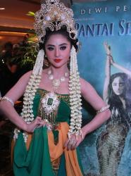 Dewi Perssik Lagi-lagi Berakting Sambil Telanjang - Wartakotalive.com