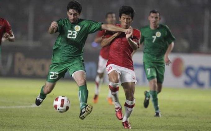 Pemain timnas sepak bola Indonesia, Ahmad Bustomi (dua kanan) berusaha merebut bola dari pemain Turkmenistan, Sarkisov David, dalam pertandingan lanjutan Pra Piala Dunia 2014, di Stadion Utama Gelora Bung Karno, Senayan, Jakarta, 28 Juli 2011 silam.