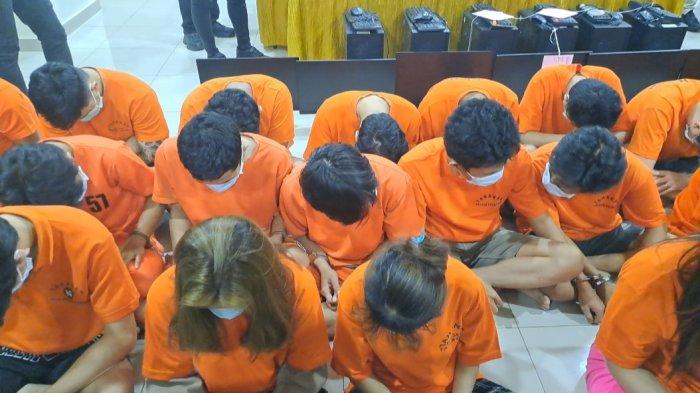 29 tersangka terlibat kasus judi online dihadirkan dalam jumpa pers di Mapolres Jakarta Barat, Kebon Jeruk, Jakarta Barat pada Jumat (12/7/2024).