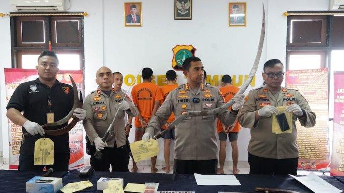Satuan Reserse Kriminal  Polres Metro Bekasi dan Unit Jatanras Polsek Tambun menangkap empat pelaku pembacokan pria saat lakukan open BO (prostitusi online)