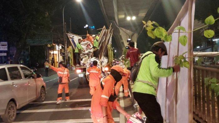 sebanyak 56.863 alat peraga kampanye yang terdiri dari spanduk hingga bendera partai politik, dicopot di Kawasan Jakarta Selatan, khususnya jalan protokol.