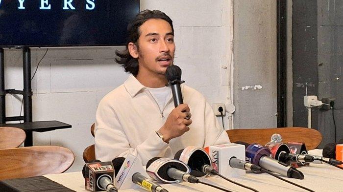 ABIDZAR RAYAKAN ULTAH - Abidzar Al Ghifari, putra almarhum Uje, ingin sesuatu yang beda saat rayakan ultah ke-24. Yakni dengan merayakannya seorang difri di makam sang ayah. 