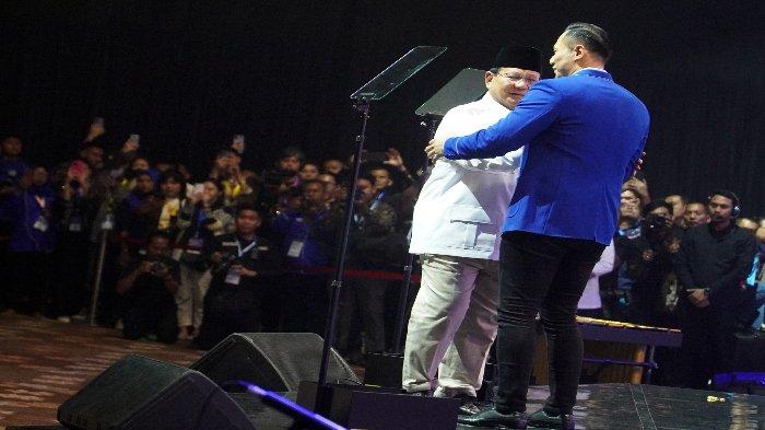 Ketua Umum Partai Gerindra Prabowo Subianto (kiri) usai bersalaman dengan Ketua Umum Demokrat Agus Harimurti Yudhoyono (kanan) pada acara Rapat Pimpinan Nasional (Rapimnas) Demokrat terkait arah dukungan Capres 2024 di Jakarta Convention Center (JCC) Senayan, Jakarta Pusat, Kamis (21/9/2023). Partai Demokrat secara resmi menyatakan dukungannya kepada bakal calon presiden (bacapres) Prabowo Subianto di Pilpres 2024. Hal itu disampaikan Ketum Demokrat Agus Harimurti Yudhoyono (AHY).