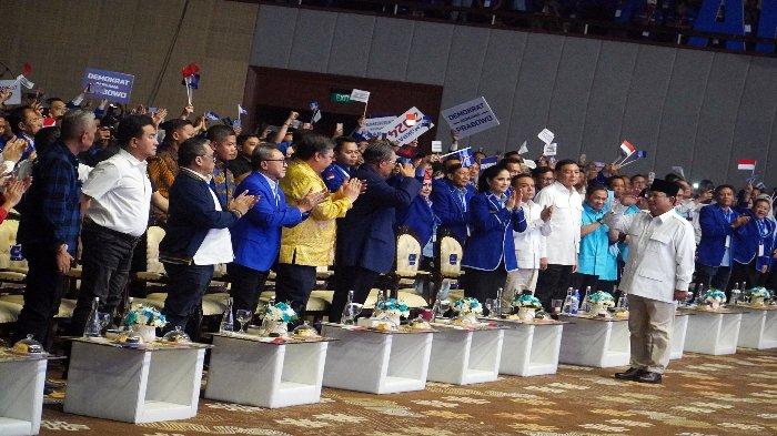 Ketua Umum Partai Gerindra Prabowo Subianto (kanan) memberikan salam hormat kepada Ketua Majelis Tinggi Partai Demokrat Susilo Bambang Yudhoyono (SBY) pada acara Rapat Pimpinan Nasional (Rapimnas) Demokrat terkait arah dukungan Capres 2024 di Jakarta Convention Center (JCC) Senayan, Jakarta Pusat, Kamis (21/9/2023). Partai Demokrat secara resmi menyatakan dukungannya kepada bakal calon presiden (bacapres) Prabowo Subianto di Pilpres 2024. Hal itu disampaikan Ketum Demokrat Agus Harimurti Yudhoyono (AHY).