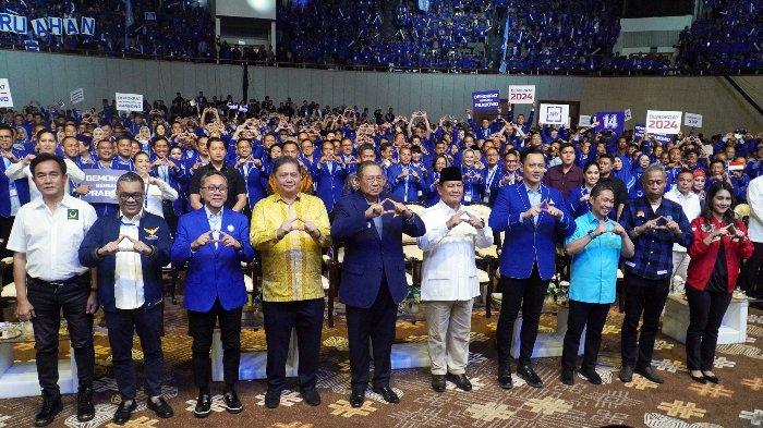 Ketua Umum Partai Gerindra Prabowo Subianto (tengah), Ketua Umum Demokrat Agus Harimurti Yudhoyono (kanan) dan Ketua Majelis Tinggi Partai Demokrat Susilo Bambang Yudhoyono (kiri) berfoto bersama dengan para Ketua Umum Partai Koalisi Indonesia Maju (KIM) pada acara Rapat Pimpinan Nasional (Rapimnas) Demokrat terkait arah dukungan Capres 2024 di Jakarta Convention Center (JCC) Senayan, Jakarta Pusat, Kamis (21/9/2023). Partai Demokrat secara resmi menyatakan dukungannya kepada bakal calon presiden (bacapres) Prabowo Subianto di Pilpres 2024. Hal itu disampaikan Ketum Demokrat Agus Harimurti Yudhoyono (AHY).
