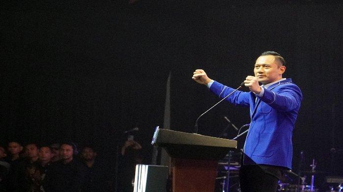Ketua Umum Partai Demokrat Agus Harimurti Yudhoyono memberikan sambutan pada acara Rapat Pimpinan Nasional (Rapimnas) Demokrat terkait arah dukungan Capres 2024 di Jakarta Convention Center (JCC) Senayan, Jakarta Pusat, Kamis (21/9/2023). Partai Demokrat secara resmi menyatakan dukungannya kepada bakal calon presiden (bacapres) Prabowo Subianto di Pilpres 2024. Hal itu disampaikan Ketum Demokrat Agus Harimurti Yudhoyono (AHY).