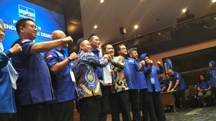 Ketum Demokrat AHY berikan SK kepada Supian Suri dan Chandra Rahmansyah, sebagai Calon Wali Kota dan Wakil Wali Kota Depok
