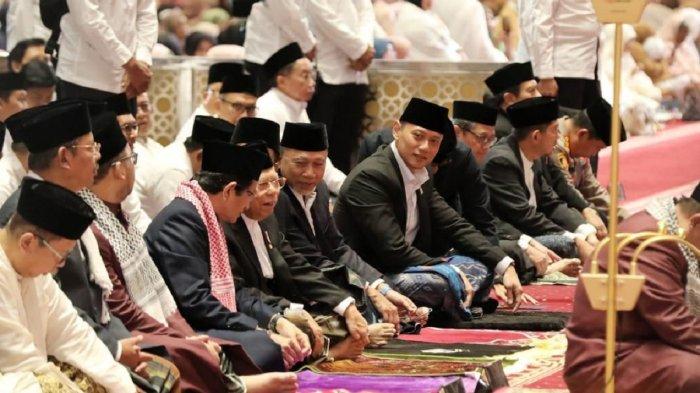 Menteri Agraria dan Tata Ruang/Kepala Badan Pertanahan Nasional (ATR/BPN) Agus Harimurti Yudhoyono (AHY) laksanakan salat Idul Adha 2024 di Masjid Istiqlal, Jakarta, Senin (17/6/2024).